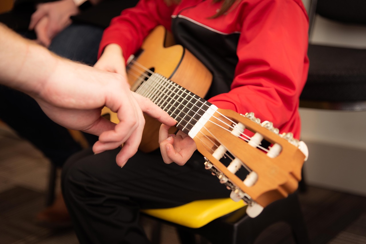 de-gitaarplaats-gitaarles-utrecht-docent-geeft-les